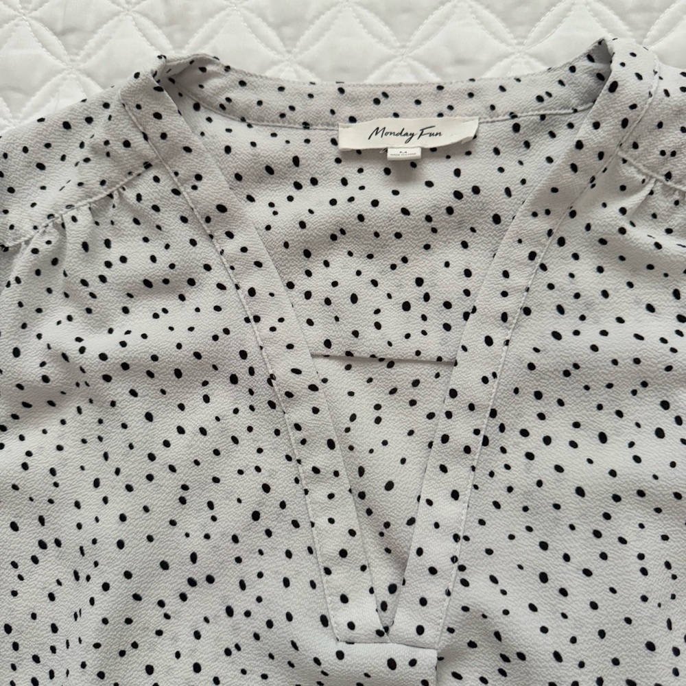 Monday Fun White Black Polka Dot Sleeveless Top V Neck Ruffle Arm Size Medium - Picture 5 of 15